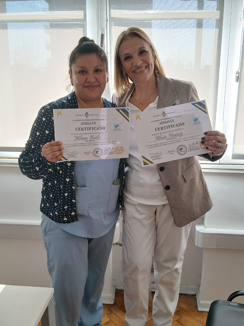 Egresadas de AFOSA con su certificado